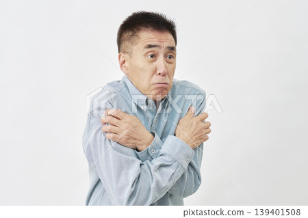 一位老人感到寒冷，背景為白色。 139401508