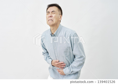 白色背景上的胃痛男子 139401526