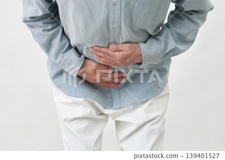 一名男子因胃痛而站在白色背景上；沒有面部特徵。 139401527