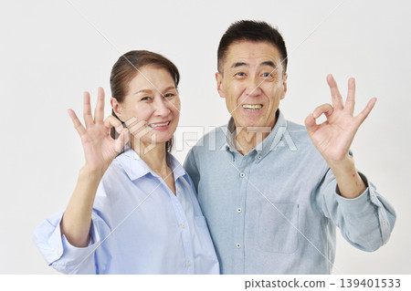 一對老年夫婦比出OK手勢 139401533