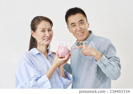 白色背景上的老年夫婦儲蓄圖片 139401534