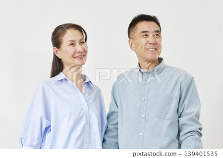 擁抱與微笑的資深夫婦 139401535