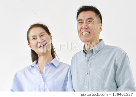 擁抱與微笑的資深夫婦 139401537