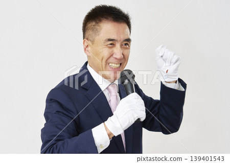 一位男性候選人在白色背景前發表演講。 139401543