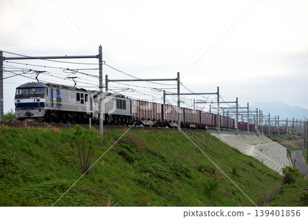 EF210-363次貨櫃貨運列車正在東海道線上行駛 EF210-363次貨櫃貨運列車正在東海道線上行駛 139401856