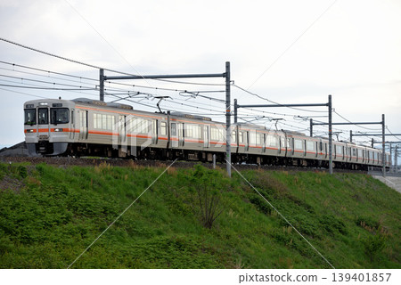 313系地方列車,共8節車廂,運行於東海道線。 313系地方列車,共8節車廂,運行於東海道線。 139401857
