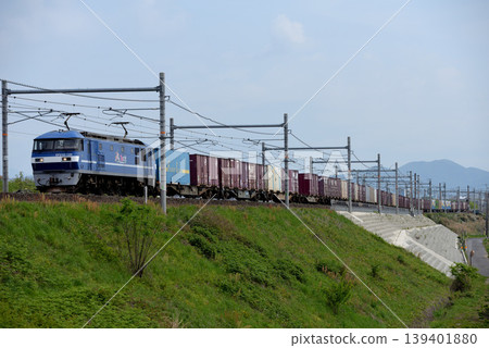 EF210-128 型貨櫃貨運列車正在東海道線上行駛 139401880