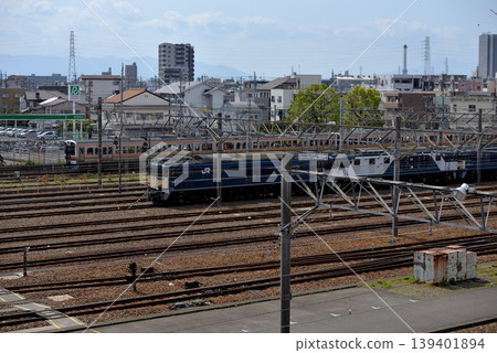 一列 213 系列列車正在進行退役巡遊,經過一輛目前已停用的 EF64 型機車。 一列 213 系列列車正在進行退役巡遊,經過一輛目前已停用的 EF64 型機車。 139401894