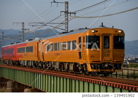 Kiha 185系伊夜灘物語列車在與山線運行(空車運行) Kiha 185系伊夜灘物語列車在與山線運行(空車運行) 139401902