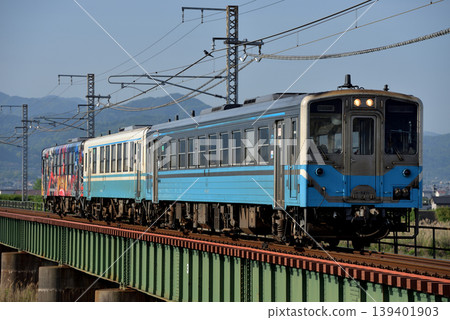 A three-car Kiha 54/32 series local train running on the Yosan Line. 139401903