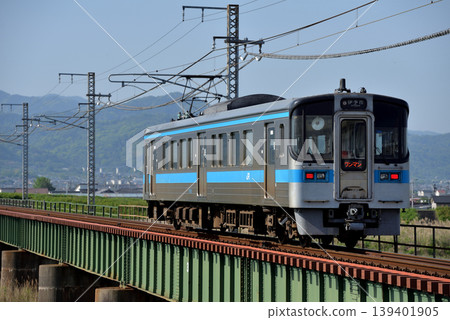 一列單節車廂的7000系列地方列車正在乳山線上運行。 139401905