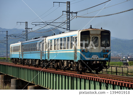 A three-car KiHa 32/54 series train running on the Yosan Line. 139401918