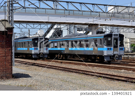 一列7000系列列車停在側線上。 一列7000系列列車停在側線上。 139401921