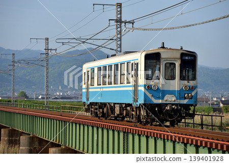 一列Kiha 32系地方列車正在陽山線上運行。 一列Kiha 32系地方列車正在陽山線上運行。 139401928