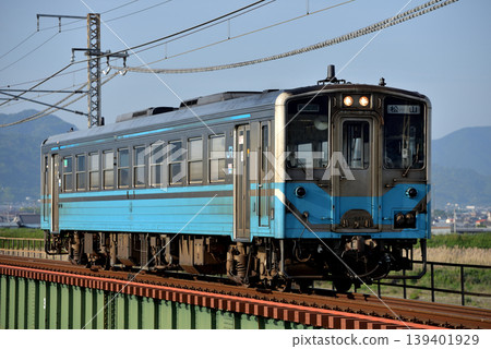 一列Kiha 54系地方列車正在陽山線上運行。 139401929