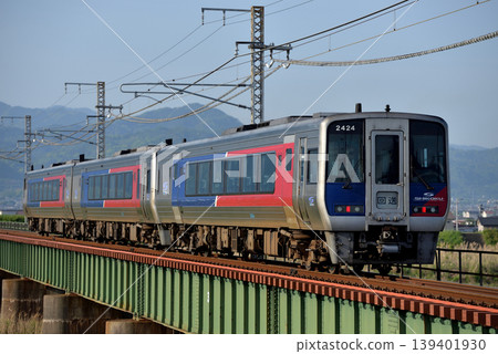A three-car N2000 series train running on the Yosan Line. A three-car N2000 series train running on the Yosan Line. 139401930