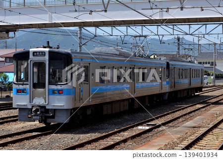 兩節7000系列列車車廂停在側線上。 139401934