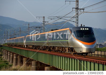 一列8節車廂的8000系列列車正在乳山線上運行(已停駛)。 一列8節車廂的8000系列列車正在乳山線上運行(已停駛)。 139401935