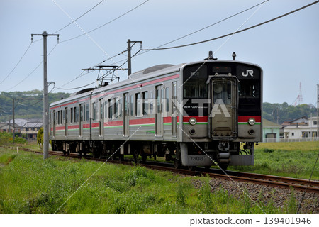 兩節7200系列地方列車車廂正在島山線上運行 139401946