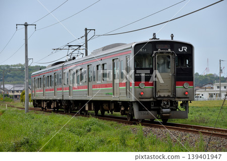 兩節7200系列地方列車車廂正在島山線上運行 兩節7200系列地方列車車廂正在島山線上運行 139401947
