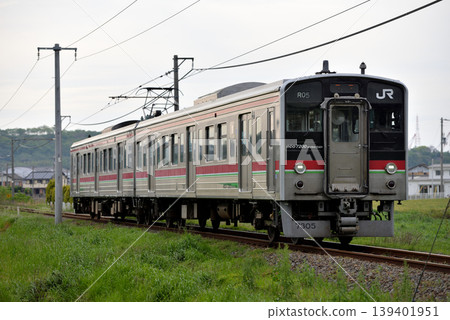 兩節7200系列地方列車車廂正在島山線上運行 139401951