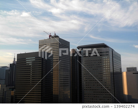 清晨,新宿西口的建築群在藍天的襯托下顯得格外醒目。 清晨,新宿西口的建築群在藍天的襯托下顯得格外醒目。 139402274