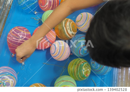 孩子手拿溜溜球釣魚 孩子手拿溜溜球釣魚 139402528