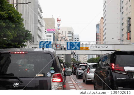 雨天沖繩58號國道交通擁擠的景象 139402615