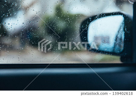 雨天從車窗望出去的景色。 雨天從車窗望出去的景色。 139402618