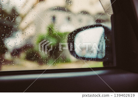雨天從車窗望出去的景色。 雨天從車窗望出去的景色。 139402619