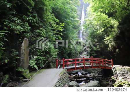 Shasui Falls (Yamashita Town, Ashigarakami District, Kanagawa Prefecture) and its commemorative monument 139402674