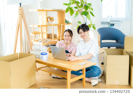 一對夫婦準備搬家 一對夫婦準備搬家 139402720