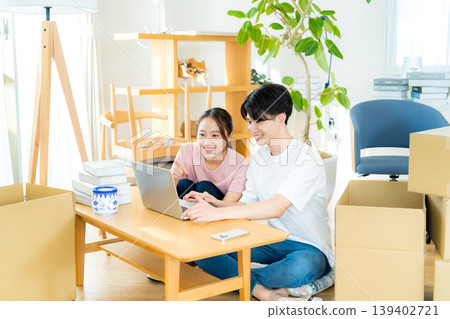 一對夫婦準備搬家 一對夫婦準備搬家 139402721