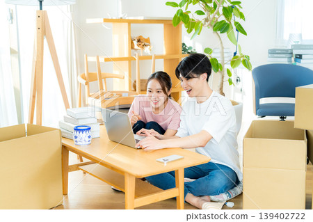 一對夫婦準備搬家 一對夫婦準備搬家 139402722