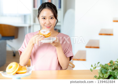 吃快餐的一個少婦 吃快餐的一個少婦 139402884