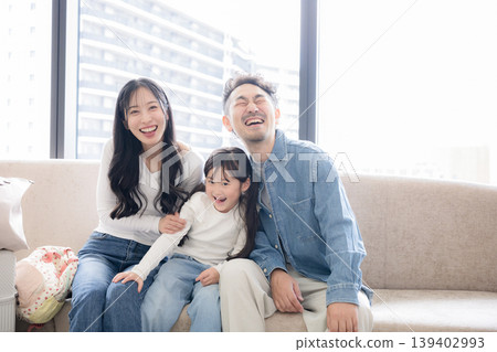 一張展現一家人購屋生活點滴的照片,拍攝於他們新公寓的窗戶前,照片中一家人笑容滿面地看向鏡頭。 (公寓) 一張展現一家人購屋生活點滴的照片,拍攝於他們新公寓的窗戶前,照片中一家人笑容滿面地看向鏡頭。 (公寓) 139402993