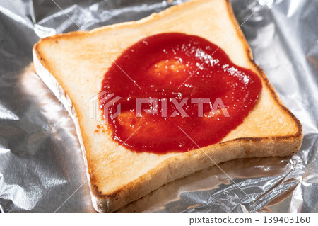 想像在吐司上塗抹番茄醬。 想像在吐司上塗抹番茄醬。 139403160