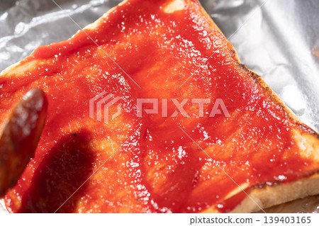 想像在吐司上塗抹番茄醬。 想像在吐司上塗抹番茄醬。 139403165