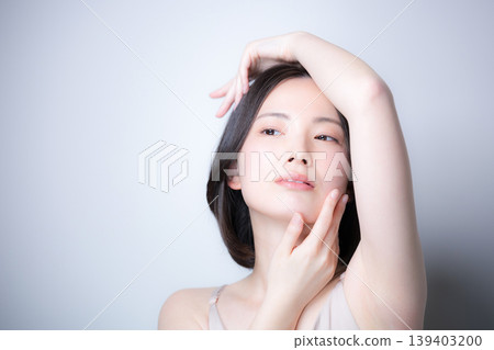 一位擁有透亮肌膚的女性的美麗肖像:美麗的肌膚和護膚之美,雙手、指尖和下顎線條。 一位擁有透亮肌膚的女性的美麗肖像:美麗的肌膚和護膚之美,雙手、指尖和下顎線條。 139403200