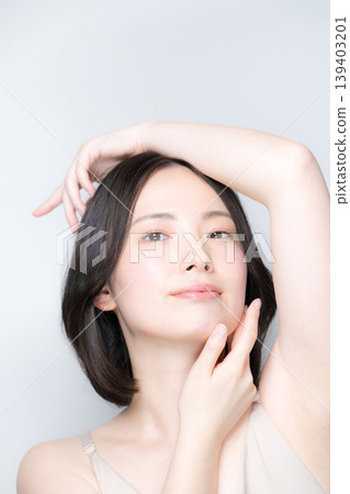 一位擁有透亮肌膚的女性的美麗肖像：美麗的肌膚和護膚之美，雙手、指尖和下顎線條。 139403201