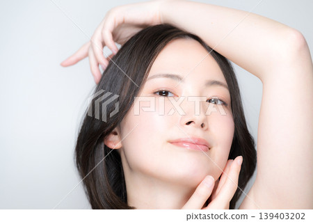 一位擁有透亮肌膚的女性的美麗肖像：美麗的肌膚和護膚之美，雙手、指尖和下顎線條。 139403202