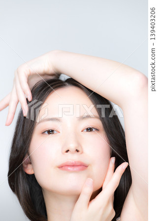 一位擁有透亮肌膚的女性的美麗肖像:美麗的肌膚和護膚之美,雙手、指尖和下顎線條。 一位擁有透亮肌膚的女性的美麗肖像:美麗的肌膚和護膚之美,雙手、指尖和下顎線條。 139403206