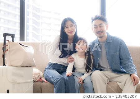一家人在飯店享受旅程，臉上洋溢著笑容——這是他們入住和度假的照片，照片中他們都面帶微笑，直視著鏡頭。 139403207