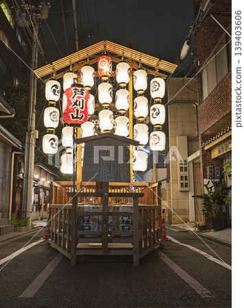 京都的夏日燈光照亮了暮暮。祗園祭期間，蘆尻山的燈光璀璨奪目。 139403606