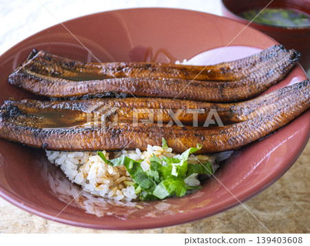 充滿活力的夏天。一碗美味的鰻魚飯，搭配秘密醬汁，味道鮮美無比。 139403608
