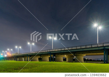 夜空中的星空與一座橋 夜空中的星空與一座橋 139403662
