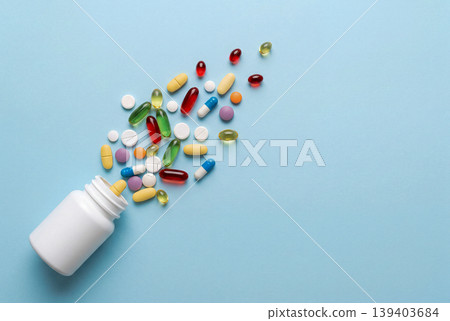 散落在藍色背景上的藥品和保健品 散落在藍色背景上的藥品和保健品 139403684