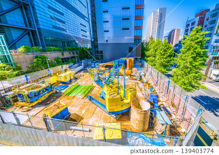 日本東京的城市景觀:百合海鷗線新橋站前。大型工程機械…圖片背景是東新橋一丁目日比穀神社前的十字路口。 日本東京的城市景觀:百合海鷗線新橋站前。大型工程機械…圖片背景是東新橋一丁目日比穀神社前的十字路口。 139403774