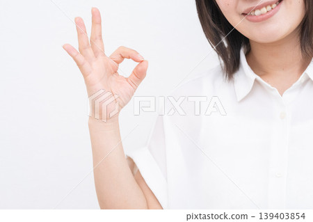 年輕女子做出 OK 的手勢 139403854