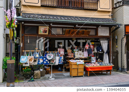 清水榻榻米商店,位於東京豐島區舊中山道巢鴨地藏通商店街,是一家著名的商店,創立於 1906 年。 清水榻榻米商店,位於東京豐島區舊中山道巢鴨地藏通商店街,是一家著名的商店,創立於 1906 年。 139404035